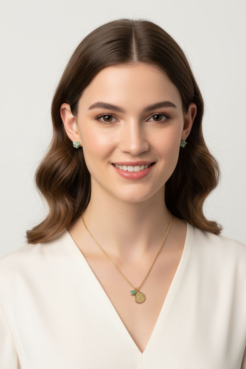 Set de aretes y collar con diseño delicado